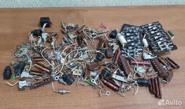 Микросхемы,процы,радиолампы,диоды,тумблеры серебре