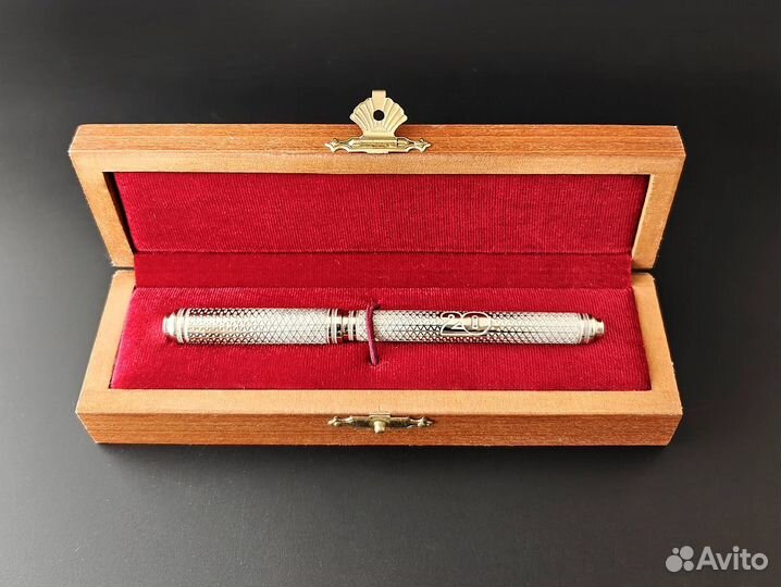 Подарочная ручка с индивидуальной гравировкой