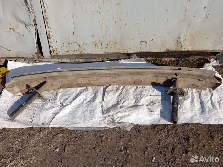 Усилитель заднего бампера BMW 7 е38