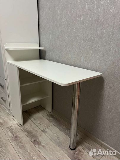 Маникюрный стол