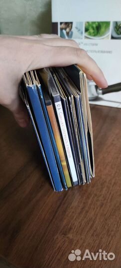 В одни руки- литература диски и раздаточные флаеры