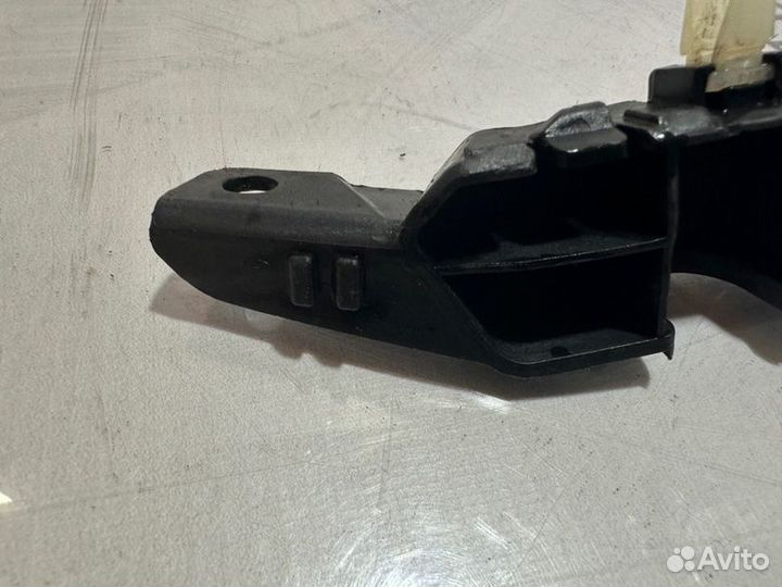 Крепление бампера переднее правое Kia Ceed JD D4FB