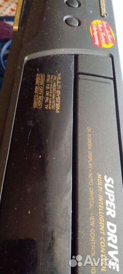 Видеокассеты с записью и видеомагнитофон Панасоник