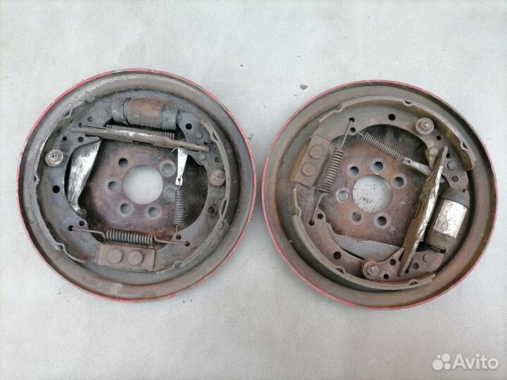 Щит опорный тормозной задний VW Passat B3