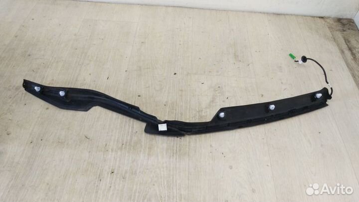 Водосток крышки багажника правый Land Rover / Discovery Sport / L550