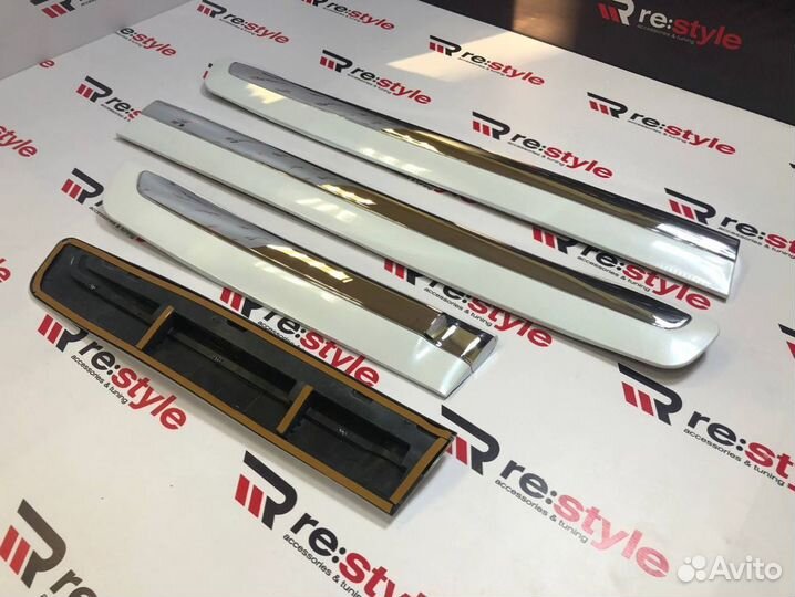 Молдинги дверей Lexus LX570 12-15г Белые