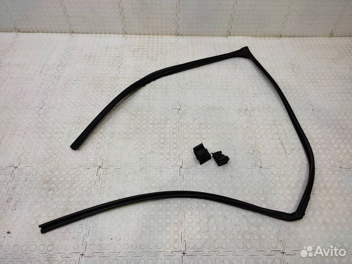 Уплотнитель стекла двери передний левый Lexus Rx 4