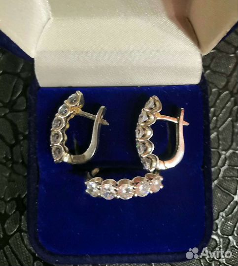 Серебряные серьги и кольцо комлект