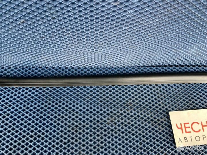 Резинка уплотнитель порога правая Touareg NF FL