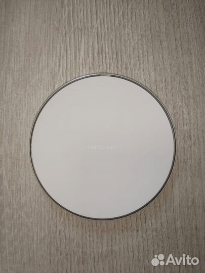 Компактная беспроводная зарядка для смартфона