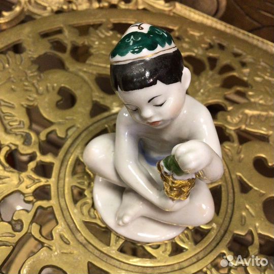 Статуэтка Мальчик с виноградом лфз Дети фарфор