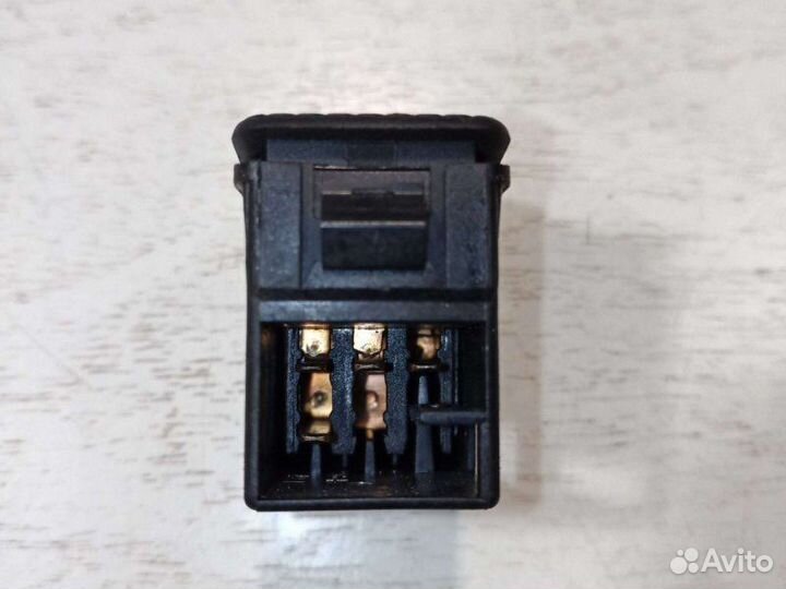 Кнопка люка Volkswagen Passat B3 1992