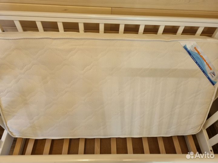 Детская кроватка с маятником