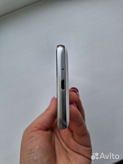 Телефон Samsung galaxy J1 (2016)