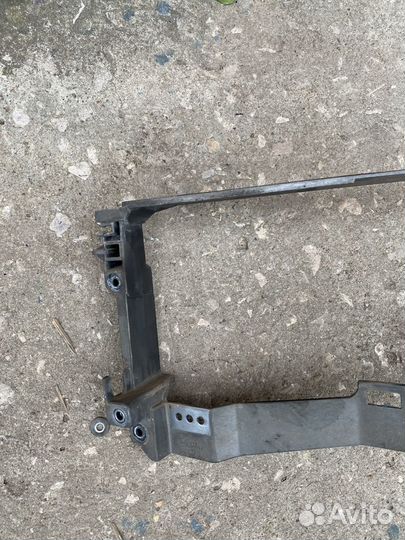 Кронштейн левой фары Audi V8