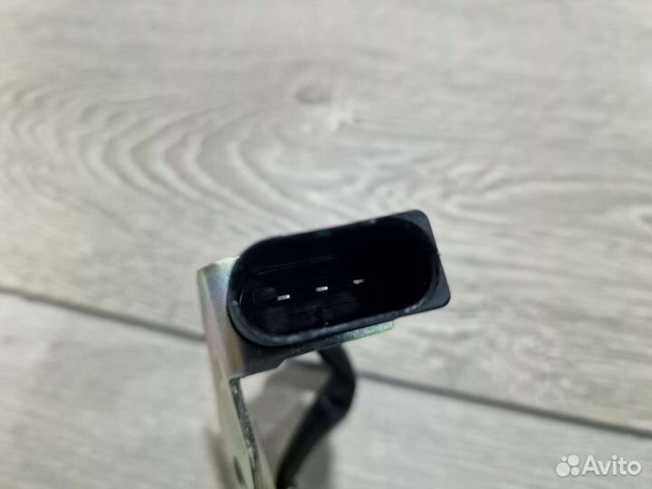 Датчик положения распредвала 06A905161B Audi, VW