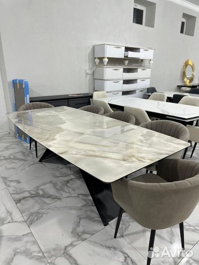 Стол и стулья