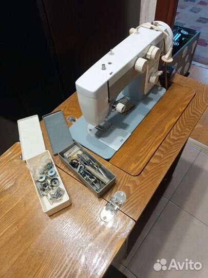 Швейная машина Чайка 142м