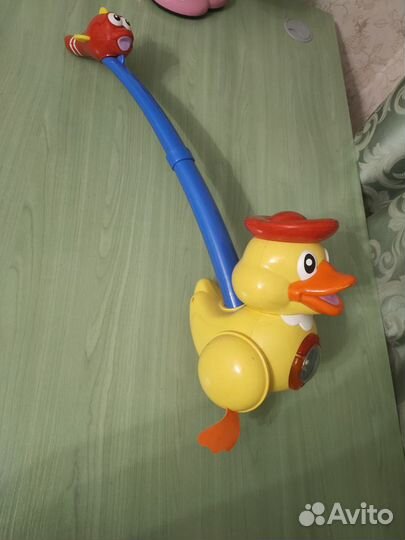Игрушка каталка уточка мигает, крякает
