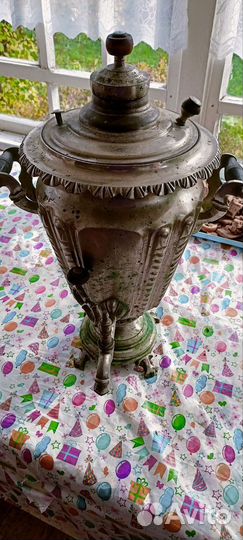 Старинный самовар на дровах