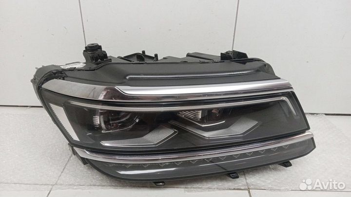Фара правая Volkswagen Tiguan