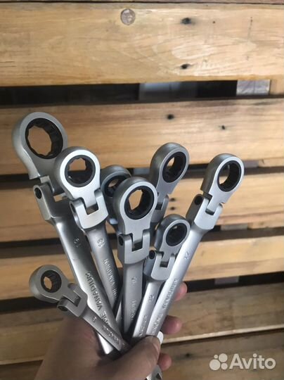 Набор ключей с трещоткой и шарниром