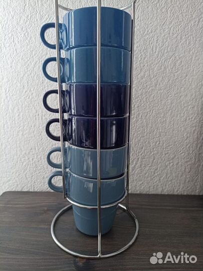 Набор кружек на стойке