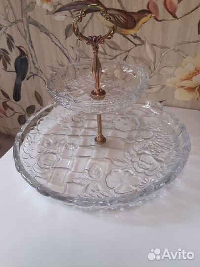 Ваза для фруктов на ножке