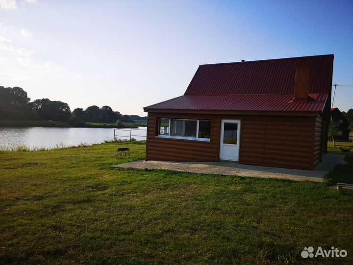 Срубовой дом с баней, беседкой на берегу пруда