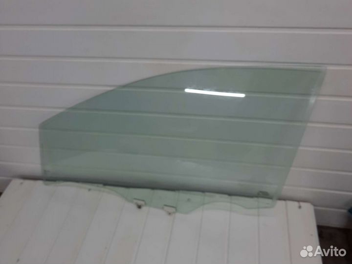 Переднее левое стекло на Ниссан Тиида С11
