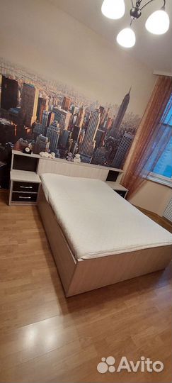 Компактная удобная кровать с тумбочками