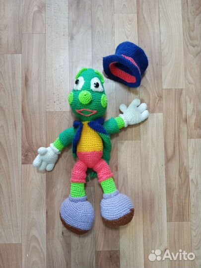 Вязаная игрушка кузнечик Кузя