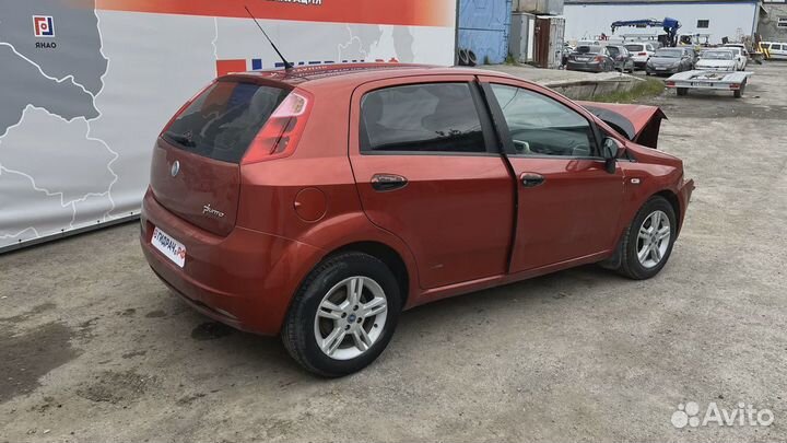 Накладка стекла заднего левого Fiat Grande Punto