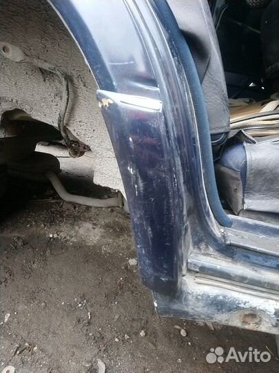 Правый задний молдинг на Мерседес W124