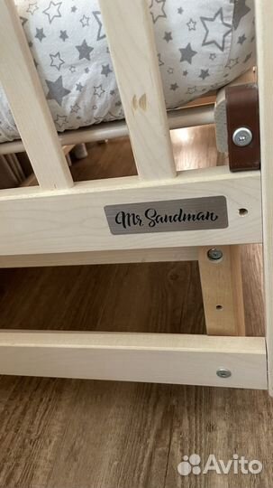 Детская кроватка с маятником