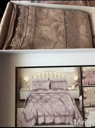 Покрывало с наволочками на кровать