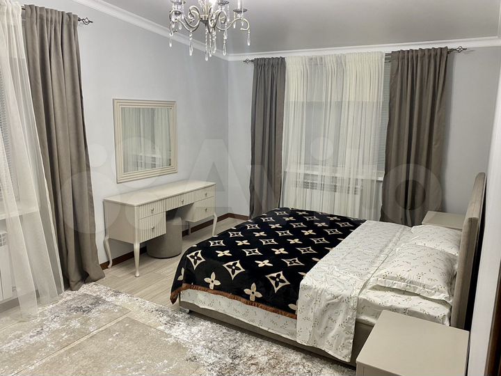 3-к. квартира, 90 м², 8/8 эт.