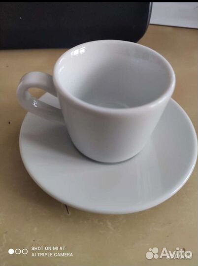 Чашки IKEA, скатерть, бутылки с пробкой