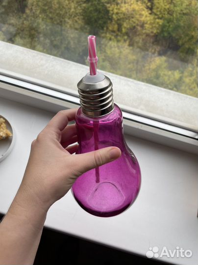 Стакан в форме лампочки с трубочкой