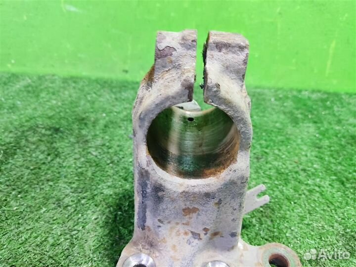 Кулак передний левый volkswagen Caddy 3 2013