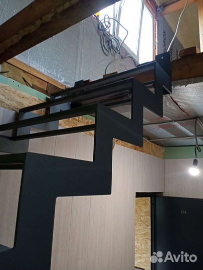 Лестница на металлокаркасе в дом