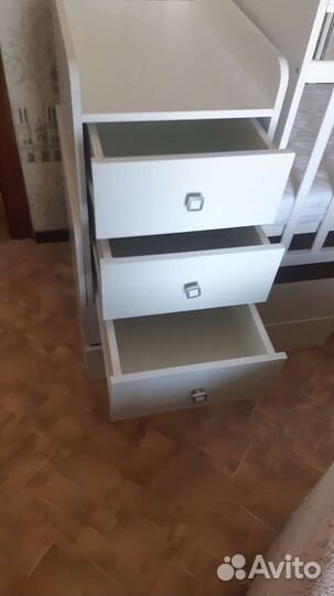 Детская кроватка с маятником и комодом