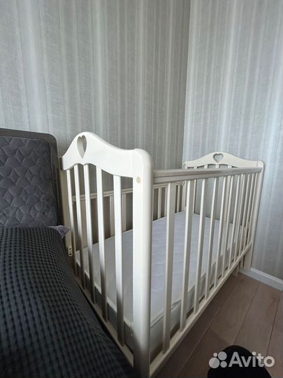 Детская кроватка с маятником и матрасом