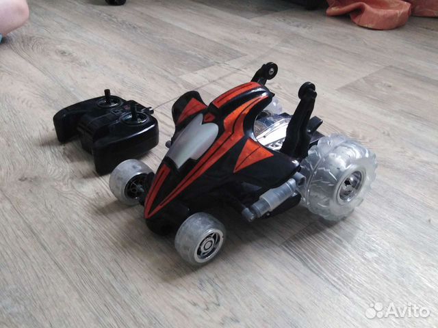 Машина на радиоуправлении трюковая