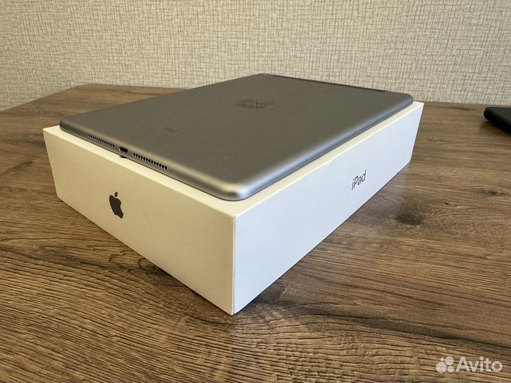 iPad (5-го поколения) 2017 32GB Space Gray