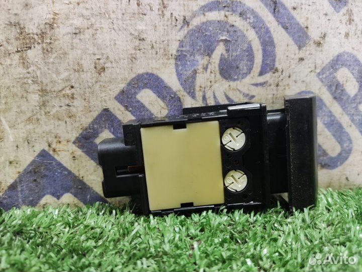 Кнопка обогрева лобового стекла Toyota Avensis