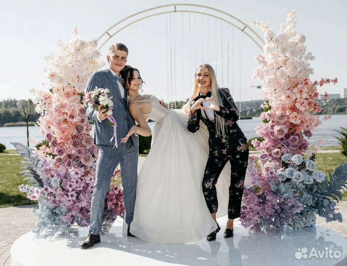 Ведущая с командой