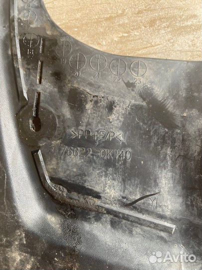 Брызговик передний левый Toyota Hilux С 2015 По