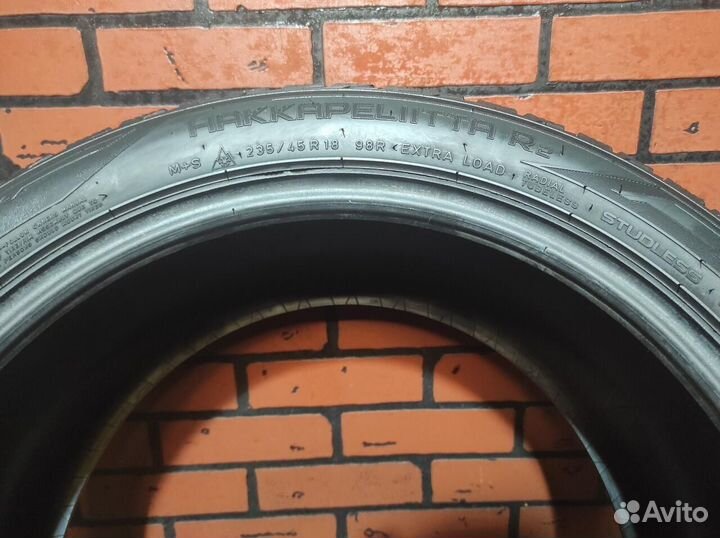 Nokian Tyres Hakkapeliitta R2 235/45 R18 98R