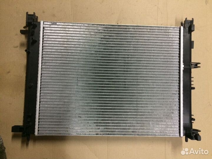 Радиатор охлаждения двигателя Renault Logan 2012
